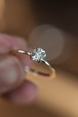 Pierścionek OBJĘCIA okrągłe z diamentem złoto 585